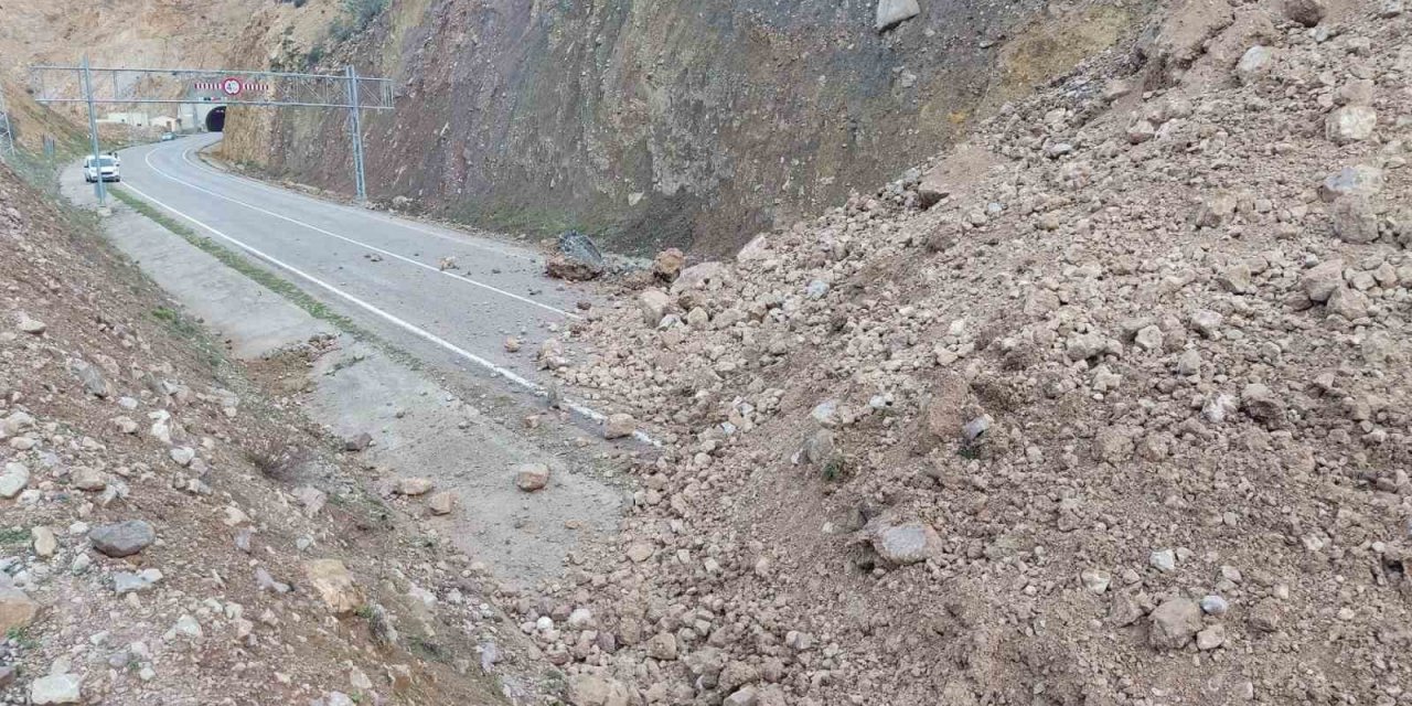 Artvin’de heyelanın kapattığı yol yeniden ulaşıma açıldı