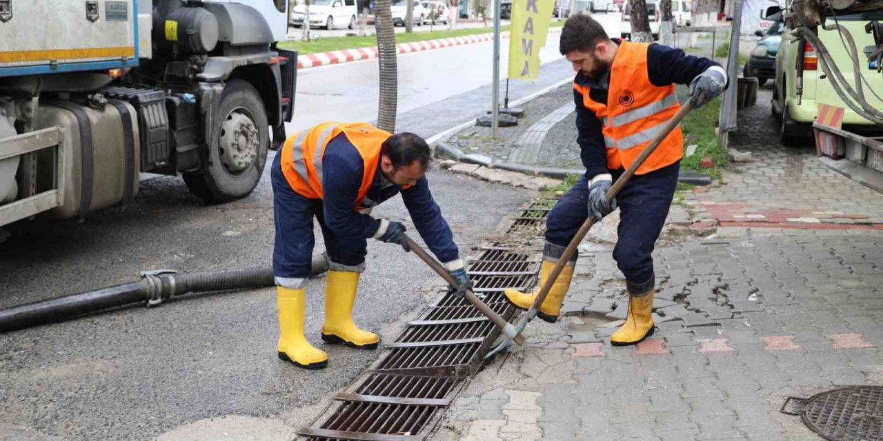 Kavak’ta mazgal ve ızgaralar temizleniyor