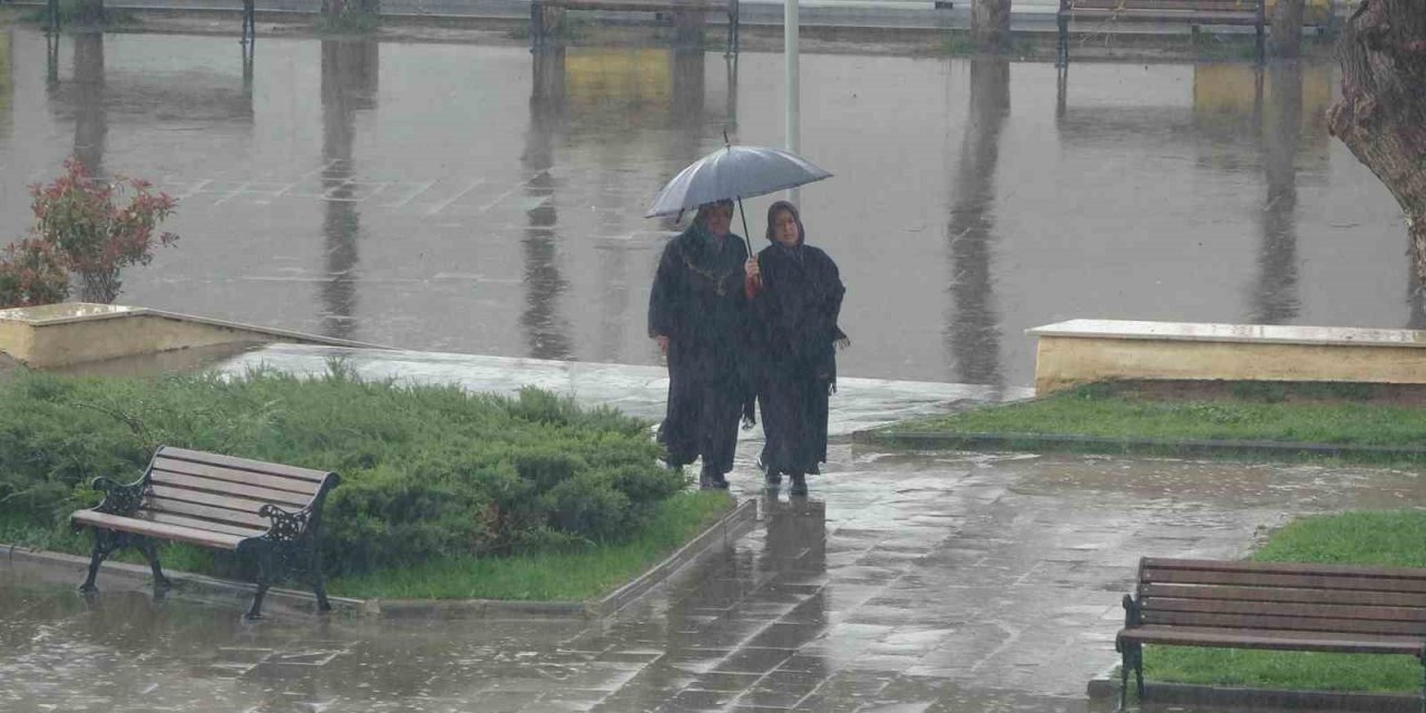 Siirt’te sağanak yağış başladı