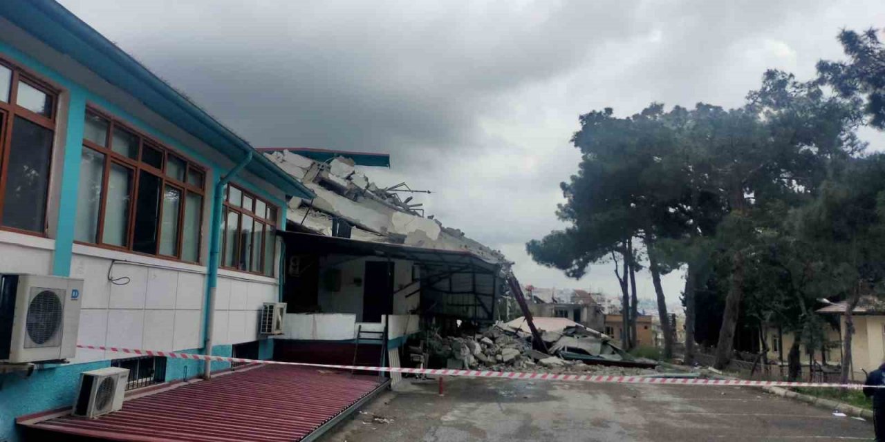 Depremde hasar alan Halk Sağlığı Birimine ait 4 katlı bina çöktü