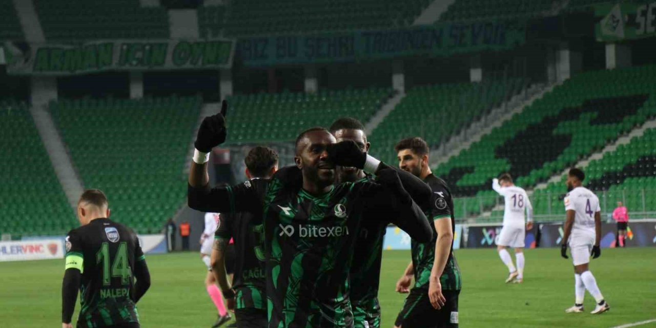 Süper Lig hasreti çeken Sakaryaspor, basamaklara sağlam basıyor