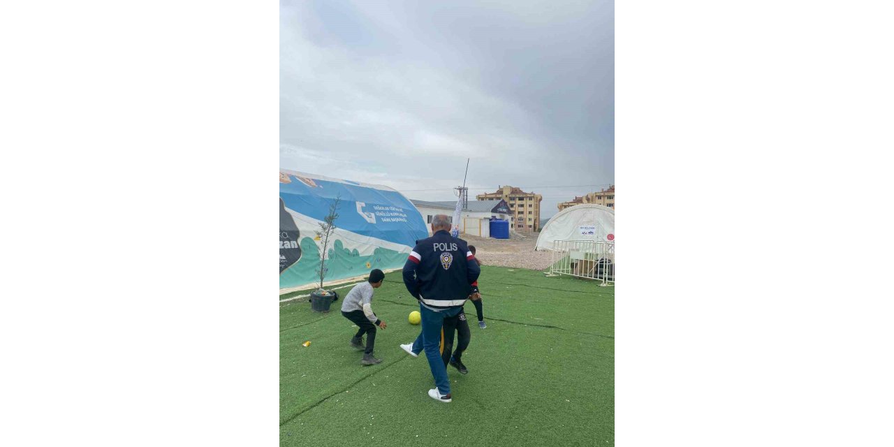 Depremzede Çocuklar Yalan İhbarda Bulunup Gelen Ekiplere Pasta İkram Ettiler