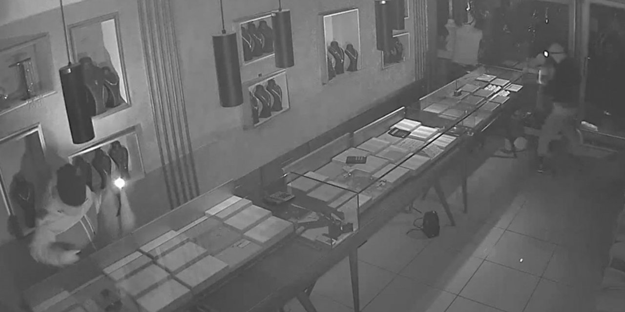 Cumhuriyet Mahallesi Şehitler Caddesi’nde kuyumcudan 4 kilo altın çalındı