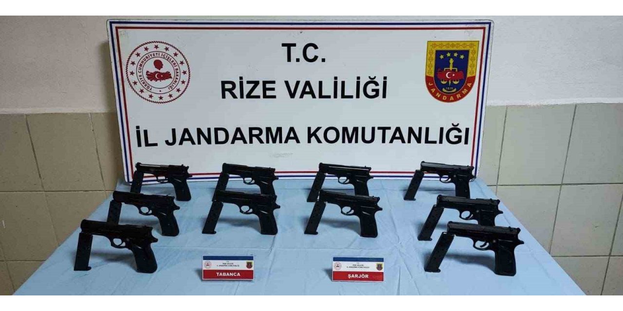 Durdurulan yolcu otobüsünden ruhsatsız tabanca yakalandı