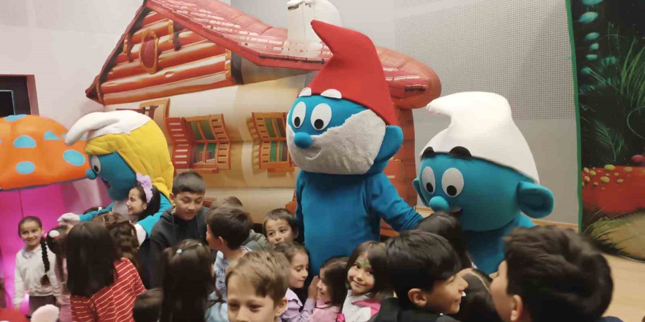 Çamelili çocuklar ’Şirinler’ ile eğlendi