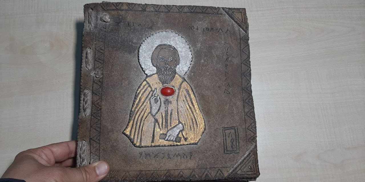 Enkazdan tarihi eser süsü verilmiş sahte İncil çıktı