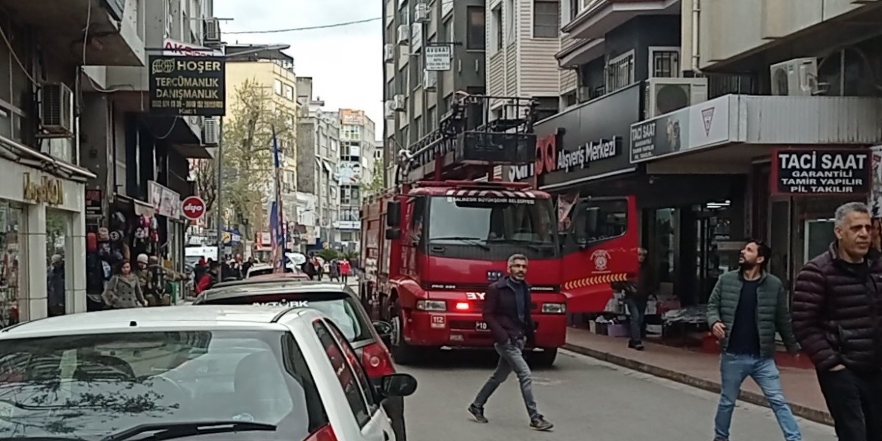 Korkutan duman iş merkezini boşalttırdı, onlarca çalışan zor anlar yaşadı