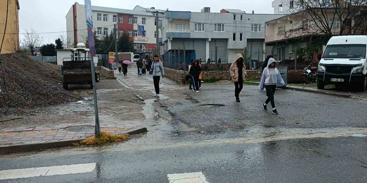 Dicle’de sağanak yağış etkili oldu