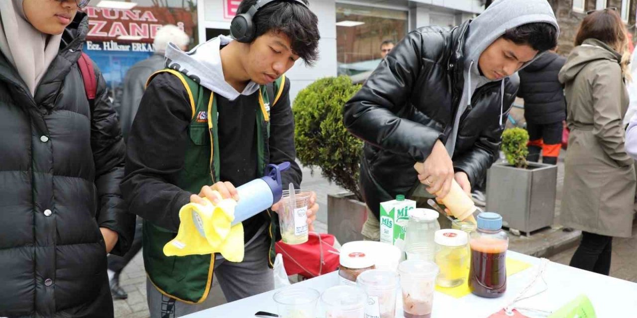 Ülkelerinden 9 bin kilometre uzakta depremzedeler için yardım topladılar