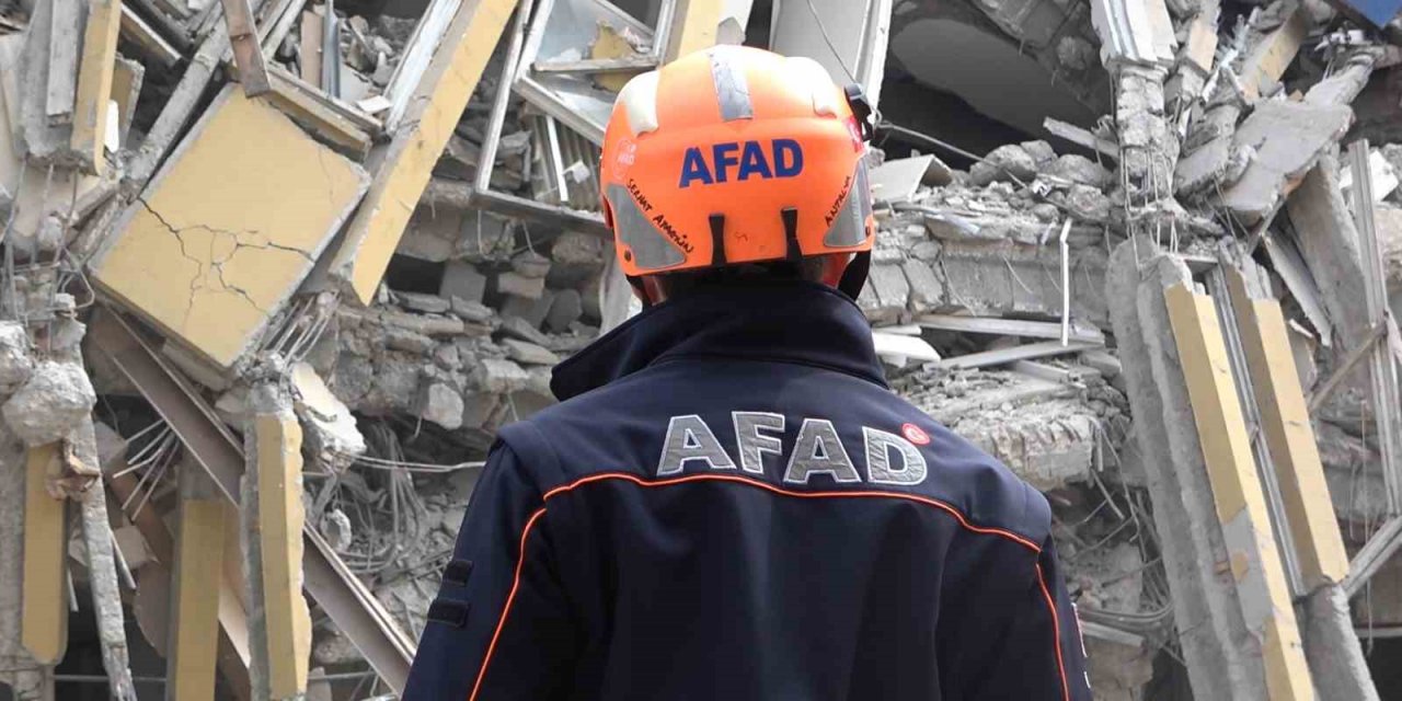 Ölüme ramak kala: 4 katlı bina çöktü, 3 kişi  son anda kurtuldu