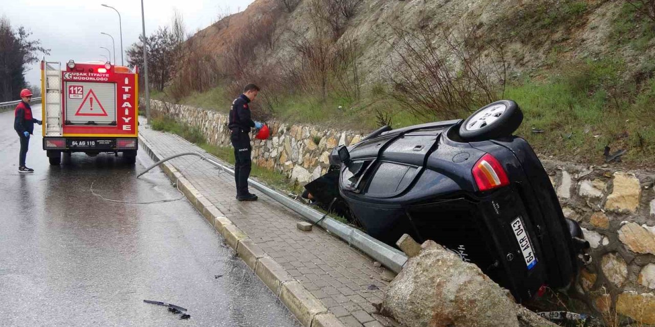 Kontrolden çıkan otomobil şarampole devrildi