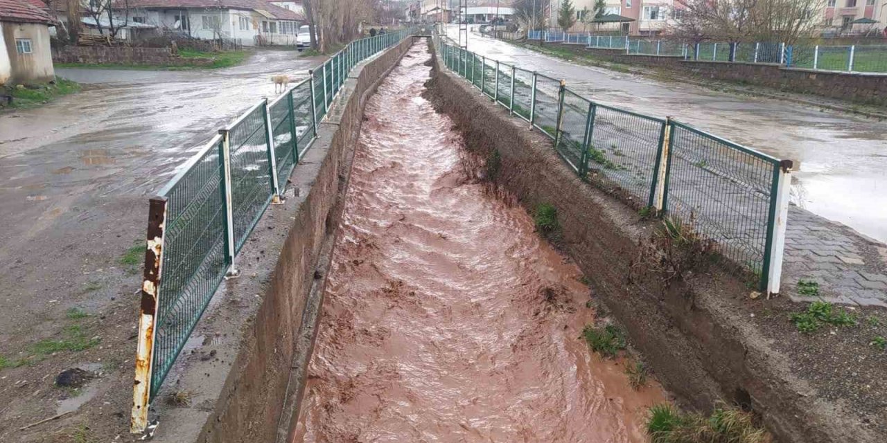 Bir anda yağan dolu etrafı beyaza bürüdü