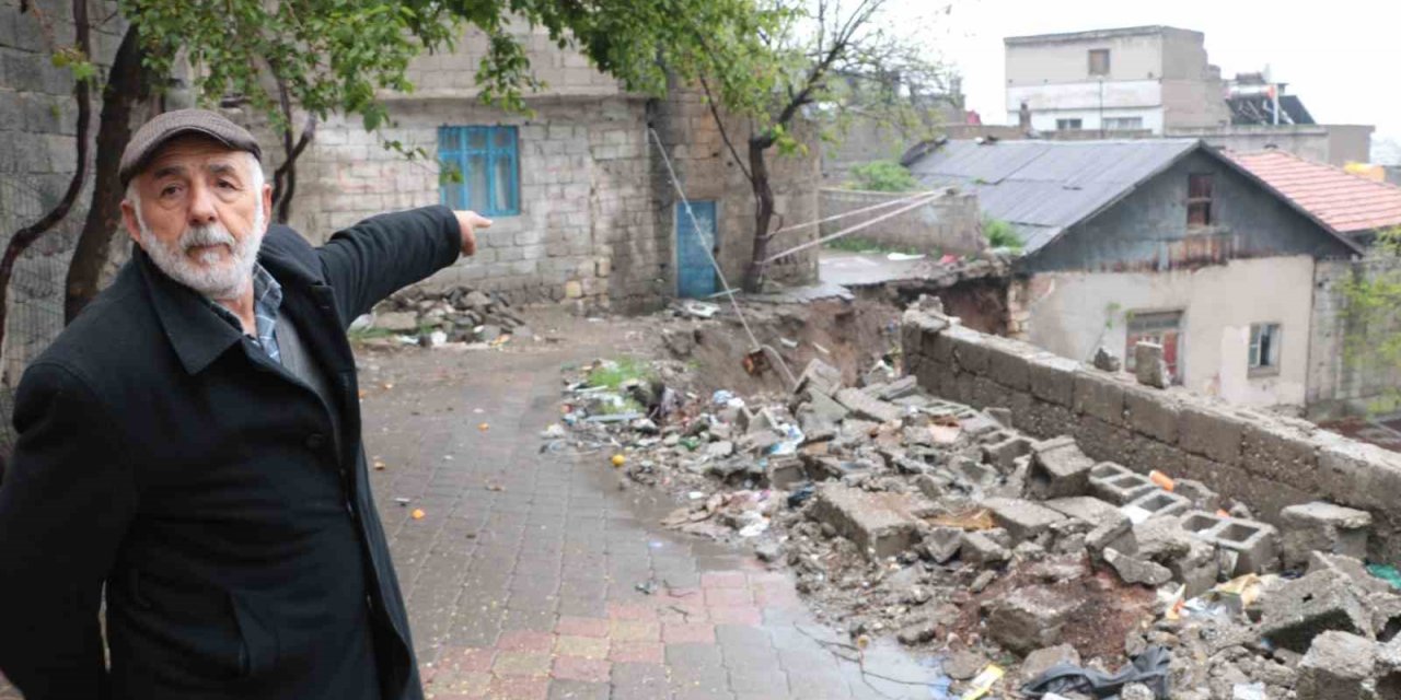 Mahallenin yolundaki çöküntü tedirginlik oluşturdu