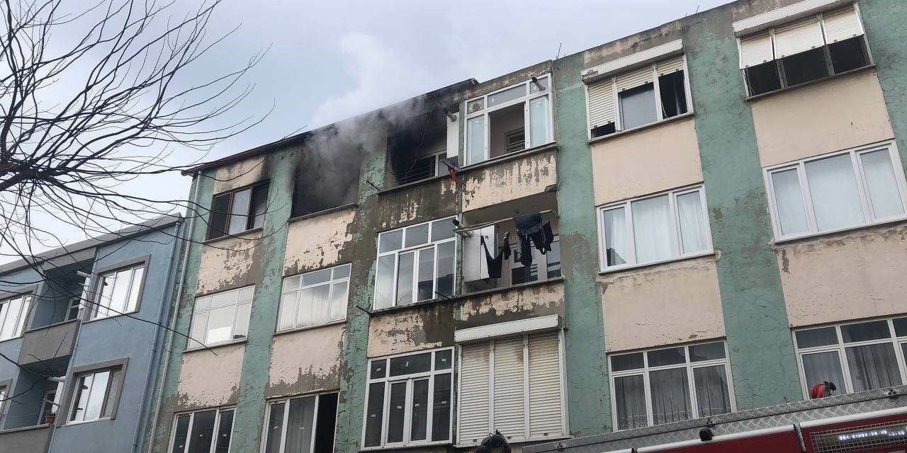 Bandırma’da evde yangın çıktı, 2 kişi hastaneye kaldırıldı