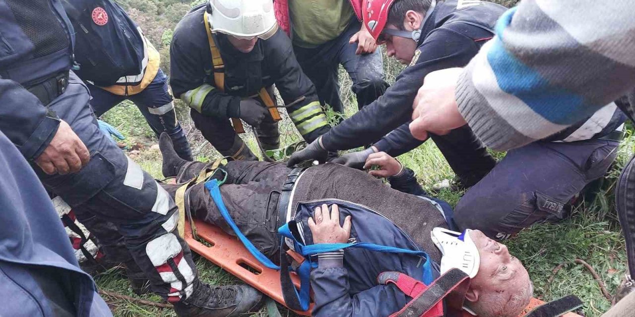 Kamyon dereye devrildi: 1 yaralı