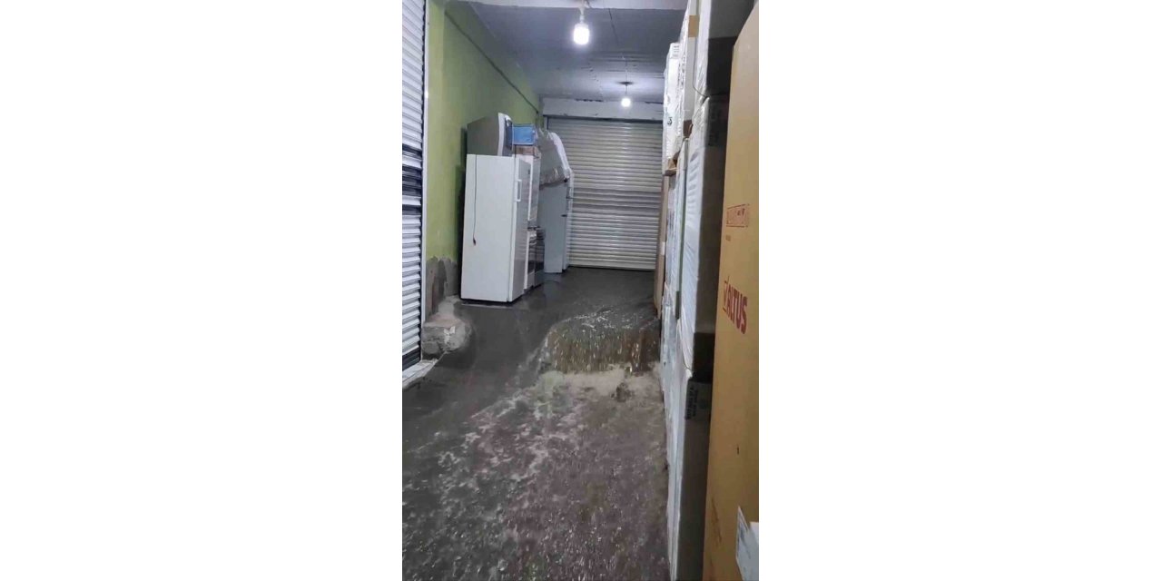 Siverek’te şiddetli yağış su baskınlarına ve sele neden oldu