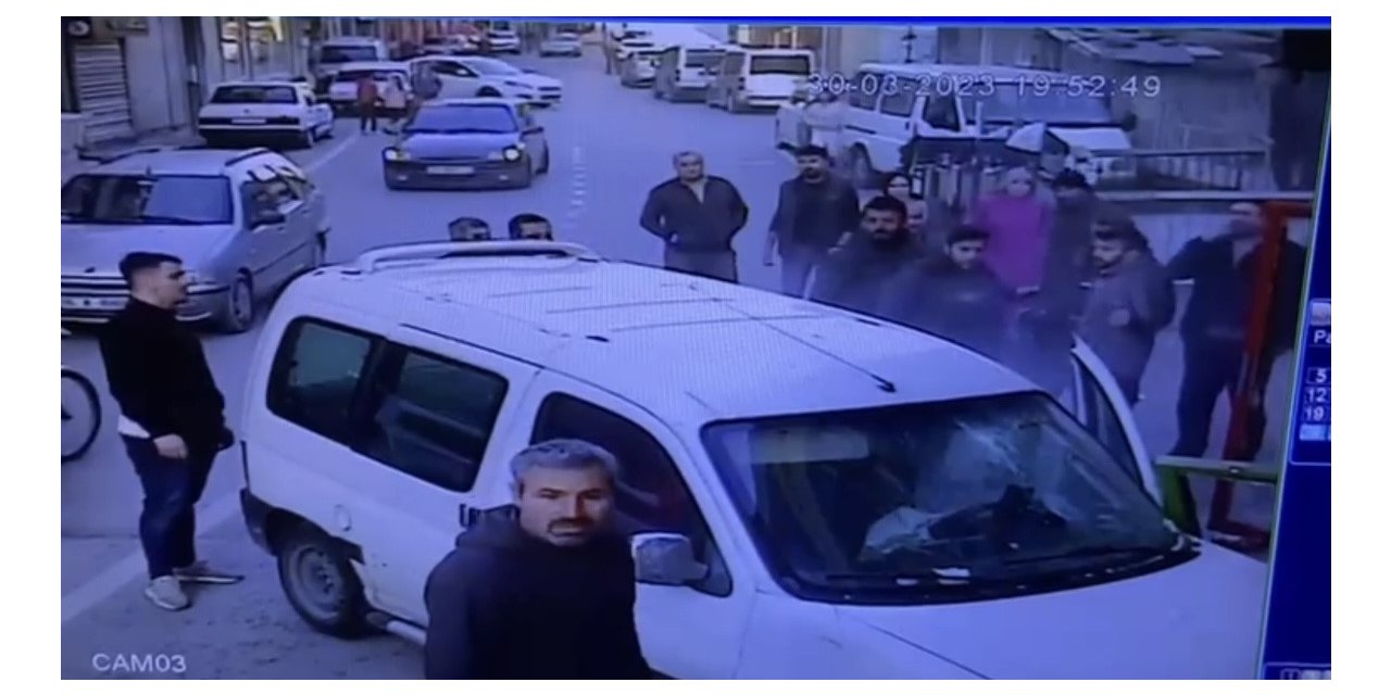 Dalgın sürücü hafif ticari aracıyla markete böyle daldı