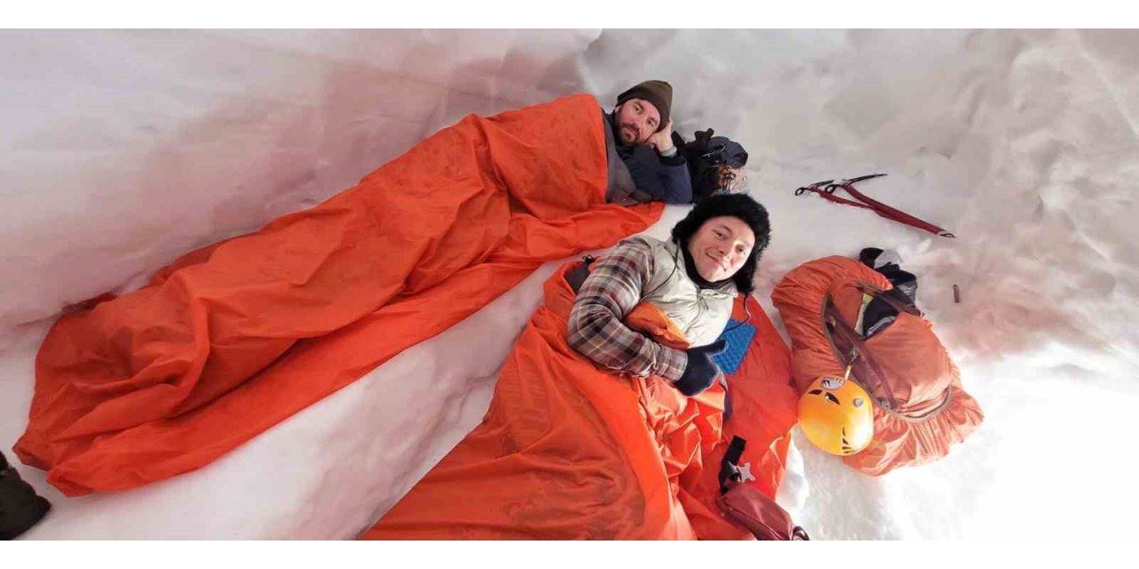 Uludağ’da nisan ortasında kar mağarası yapıp, gece konakladılar