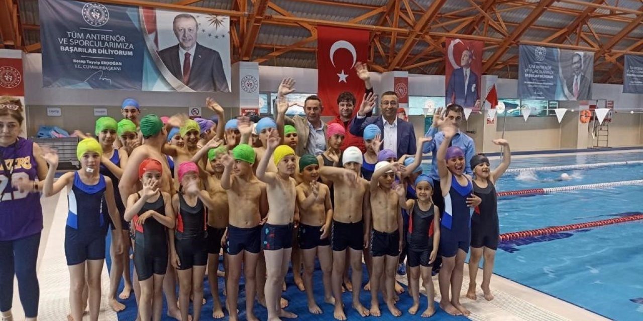 Depremzede çocuklara yüzme eğitimi