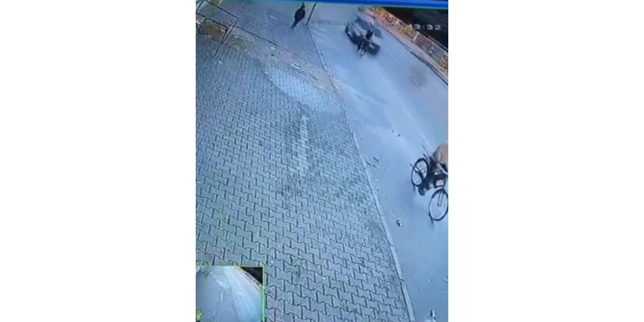 Otomobil bisikletliye çarptı: O anlar kamerada