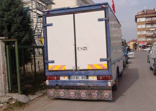 Kamyonetin kasasından düşerek öldü