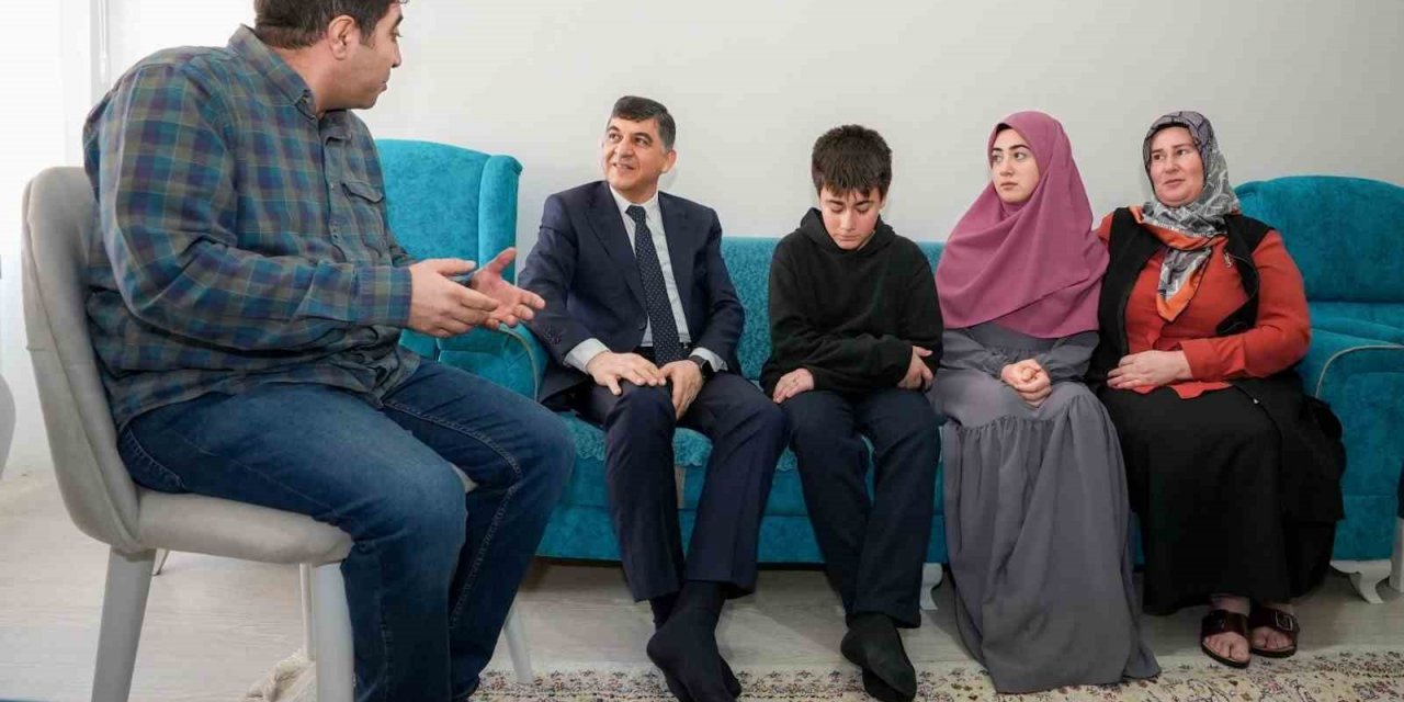 Doktor olmak isteyen öğrenciyi evinde ziyaret etti