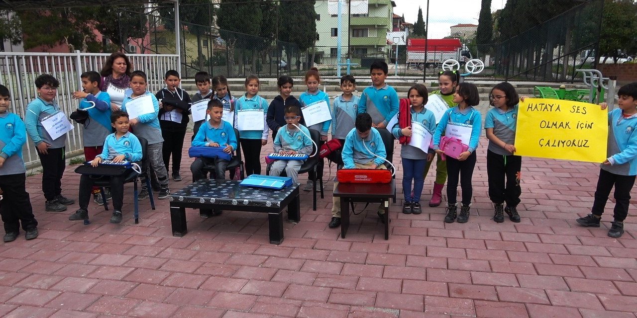 Minikler depremzedelerin sesi oldu