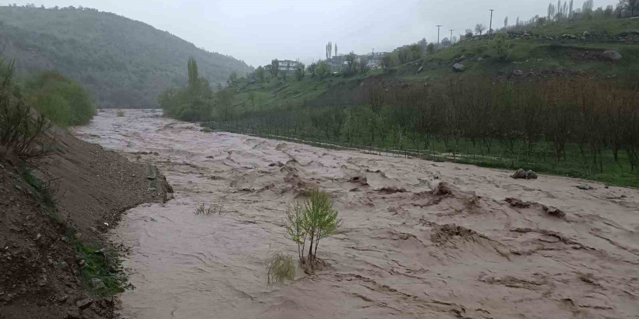 Hezil Çayı coştu