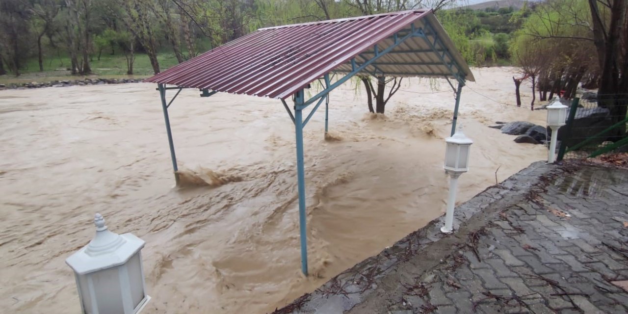 Yoğun yağış nedeni ile Tağar çayı taştı, bağ evleri ve araziler su altında kaldı