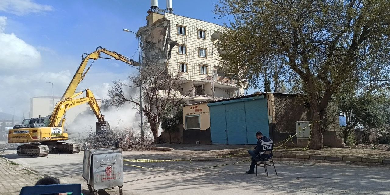 Depremde hasar gören binaların yıkımı devam ediyor
