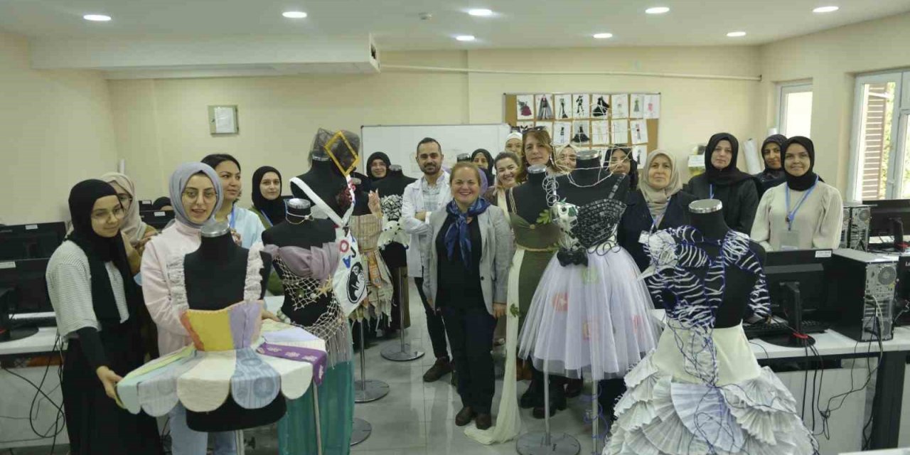 Bursa’da gazete kağıtları ve atık plastikten kıyafet yapıyorlar