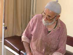 Ayak bileğine testere kaçırdı