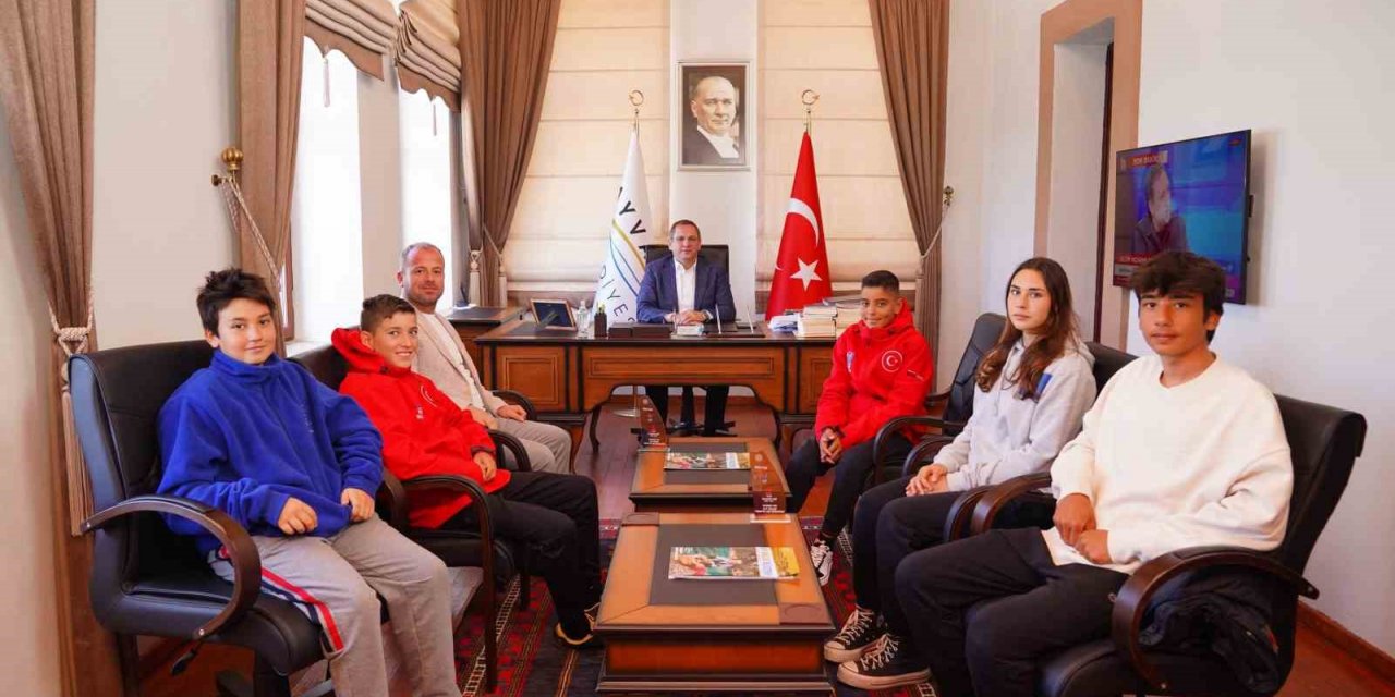 Ayvalık’ın milli sörfçüleri Avrupa’nın zirvesi için yarışıyor