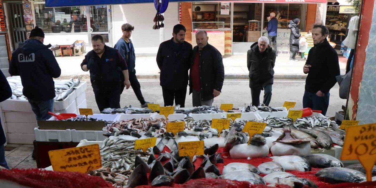 Sezonun son balıklarına yoğun ilgi