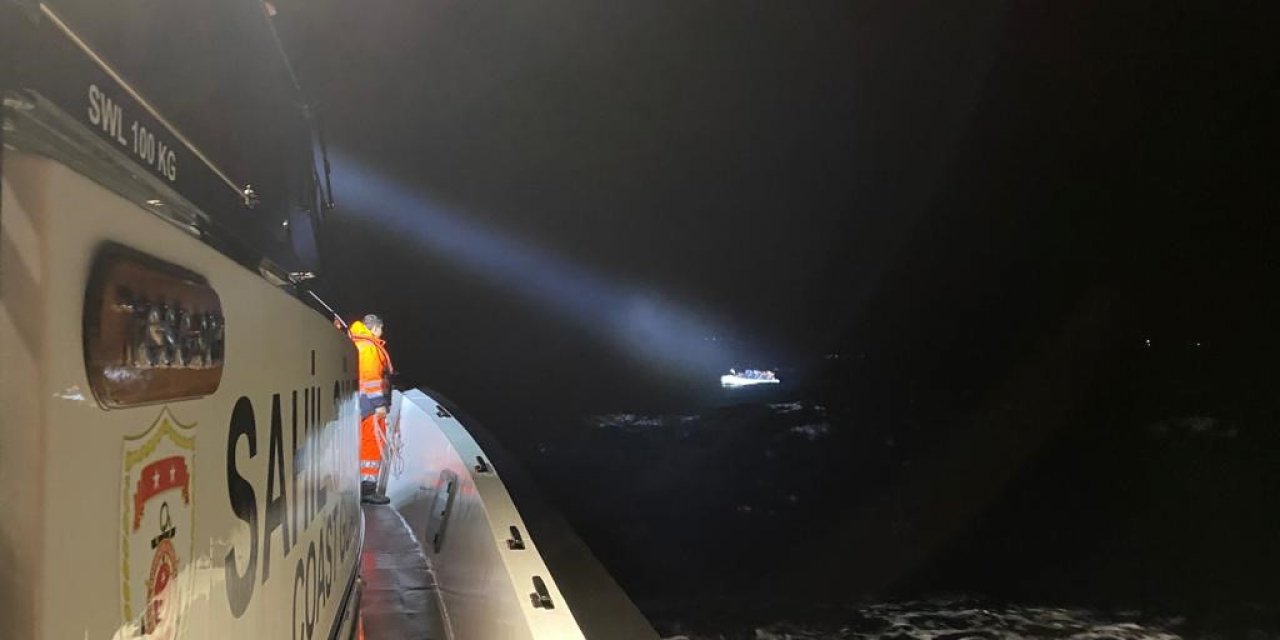 Ayvalık açıklarında 35 düzensiz göçmen kurtarıldı