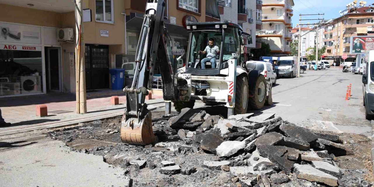 Alanya’da asfalt yenileme çalışmaları sürüyor
