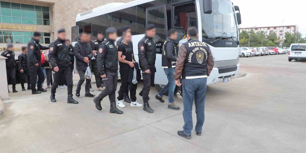 Antalya’da firari şahıslara eş zamanlı operasyon