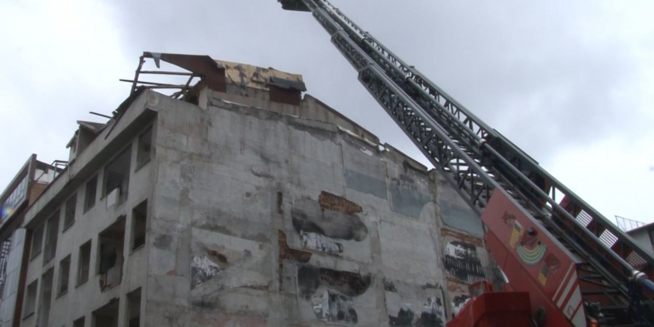 Güngören’de 5 katlı binanın çatısı çöktü: 1 yaralı