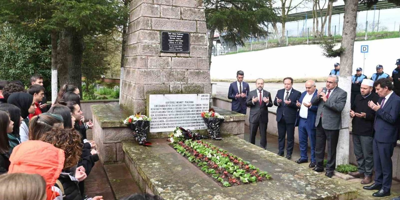 Kurtdereli Mehmet Pehlivan mezarı başında anıldı