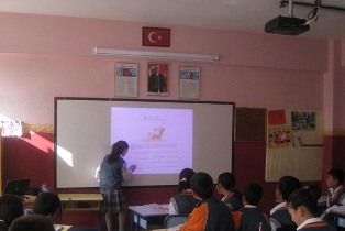 Karahüyük'te sınıflara projeksiyon