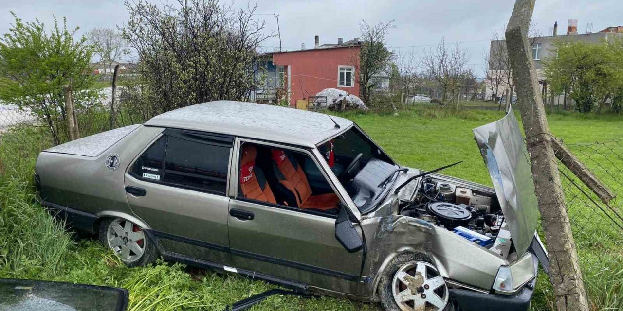 Kontrolden çıkan araç yol kenarındaki bahçeye uçtu