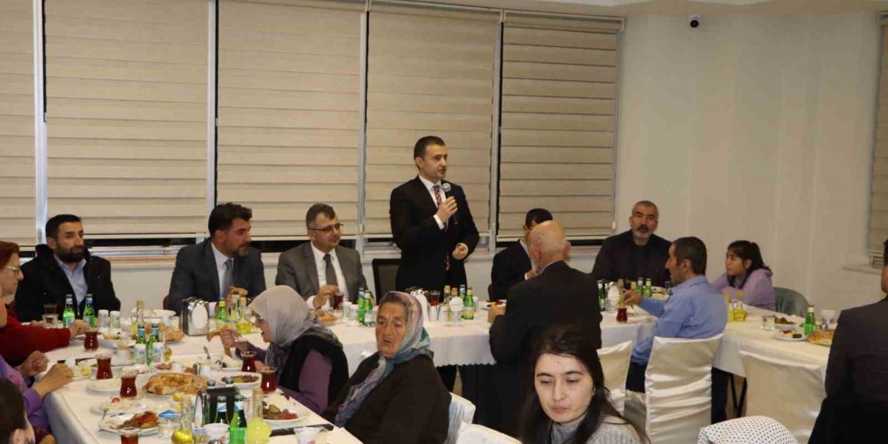 Emirdağ’da protokol üyeleri yaşlı ve depremzedeler ile iftarda buluştu