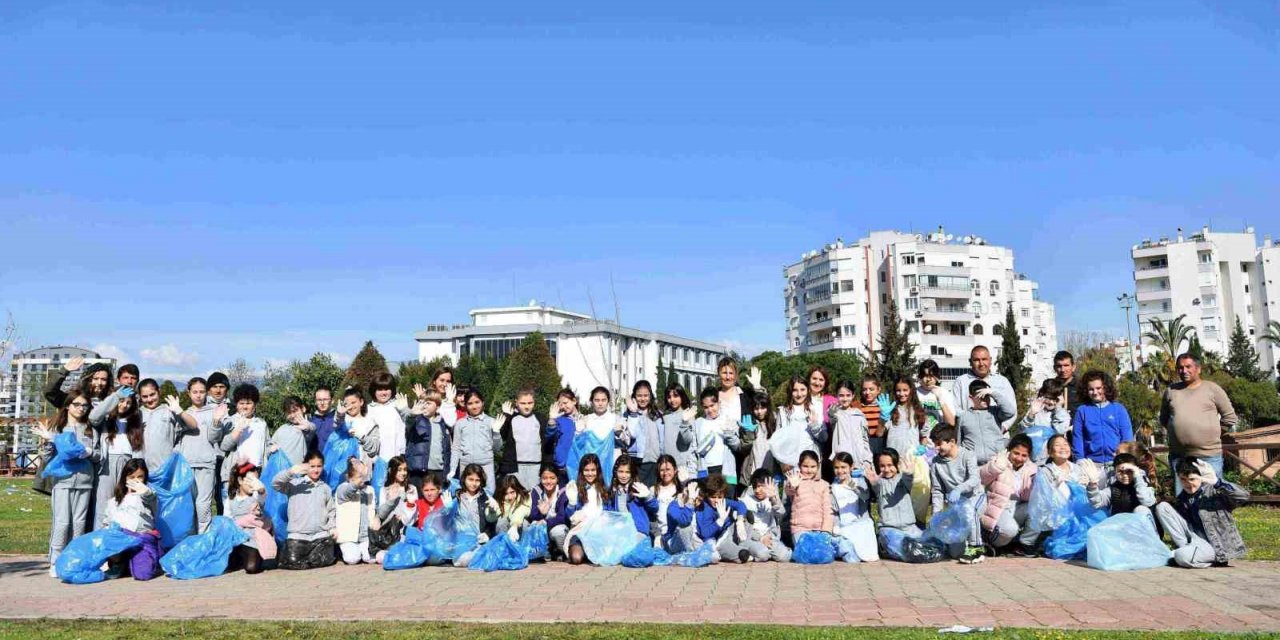 Minik eller çevre temizliği yaptı