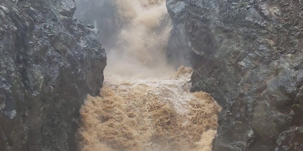 Sağanak yağış sonrası şelale coştu