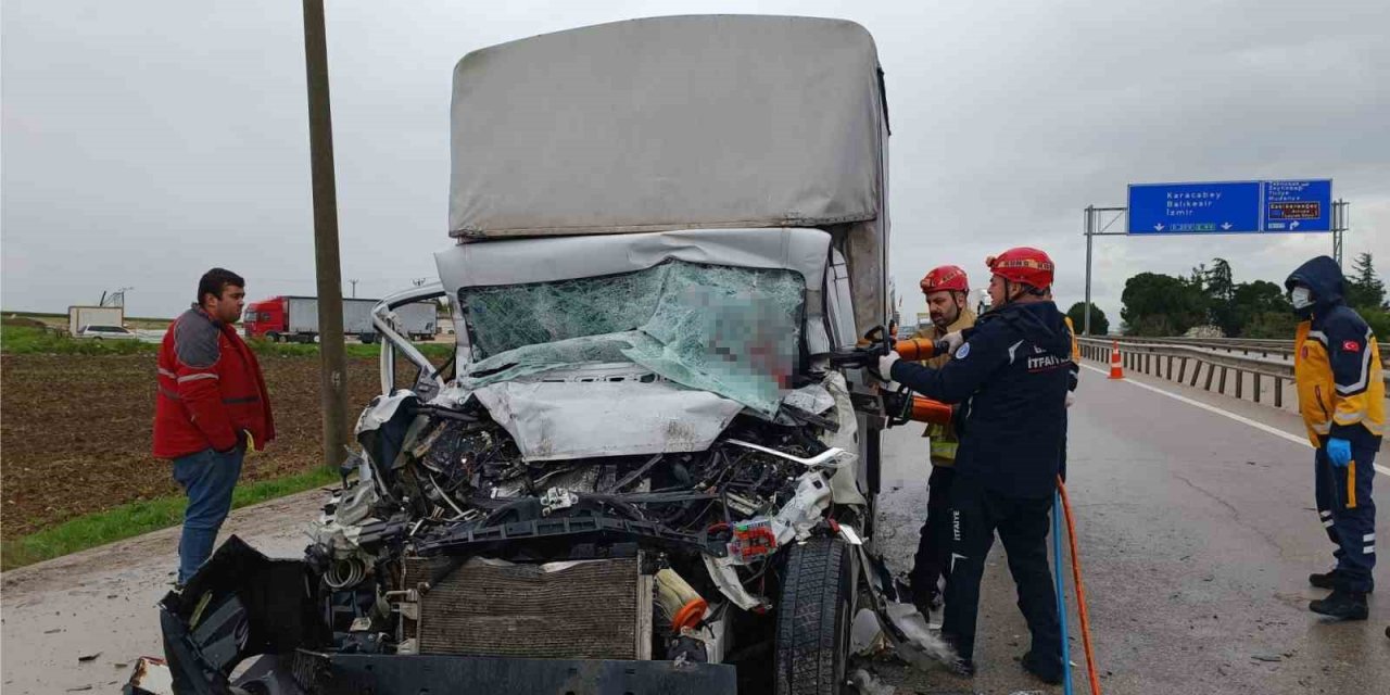 Tıra arkadan çarpan kamyonet sürücüsü sıkıştı