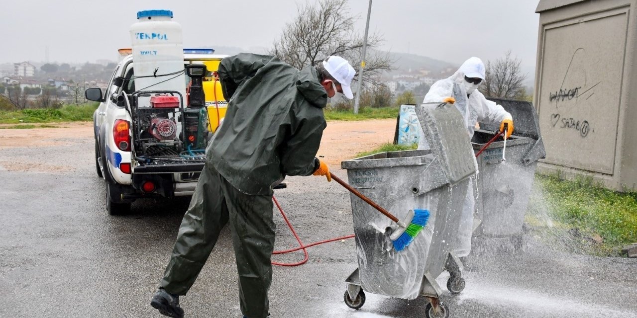 Biga’da konteynerlar yıkanarak, dezenfekte ediliyor