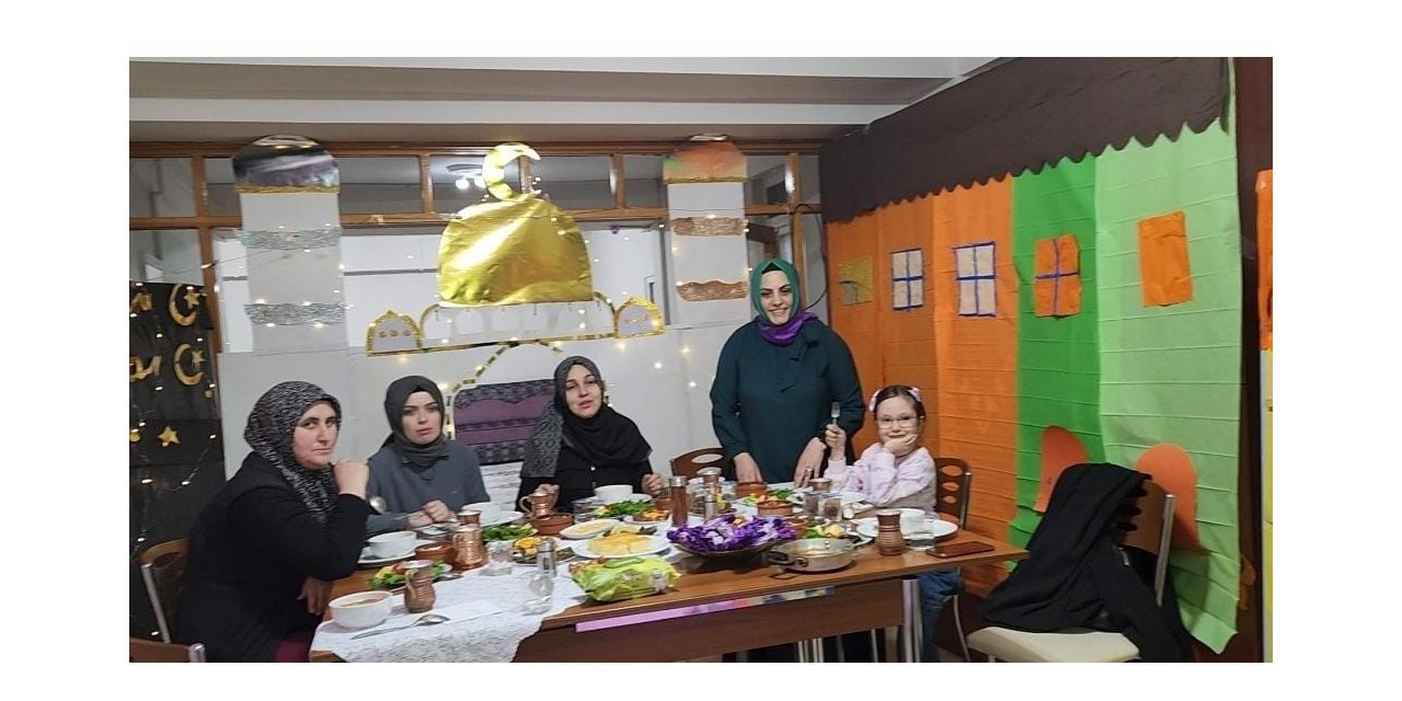 Minikler tekne oruçlarını açmak için iftarda buluştu