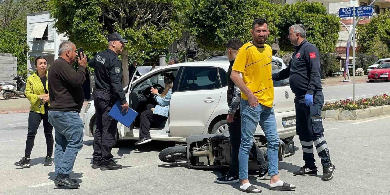 Kontrolsüz kavşakta kaza: Motosiklet sürücüsü yaralandı