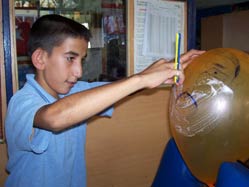 Balonla tıraş eğitimi alıyor