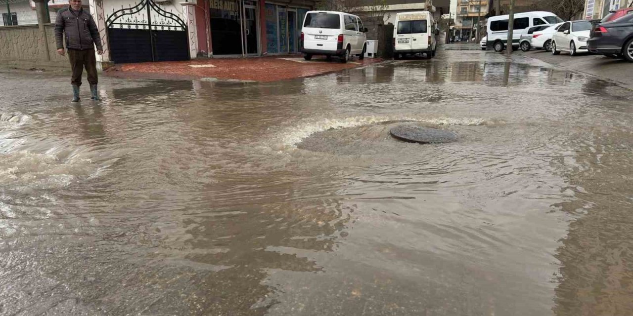 Midyat ve Nusaybin’de sel meydana geldi, evleri su bastı, yollar kapandı